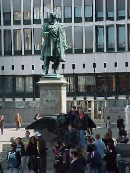 lion1.jpg (28149 bytes)