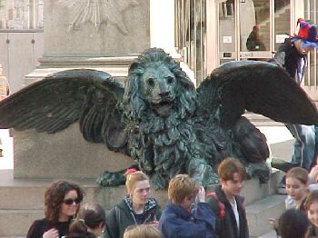 lion2.jpg (24604 bytes)