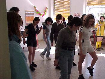 dance1.jpg (23288 bytes)