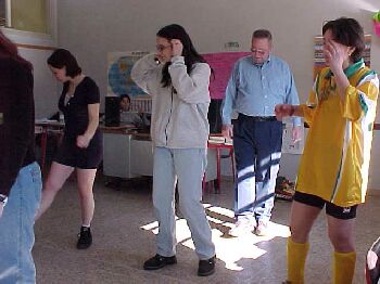 dance2.jpg (22119 bytes)