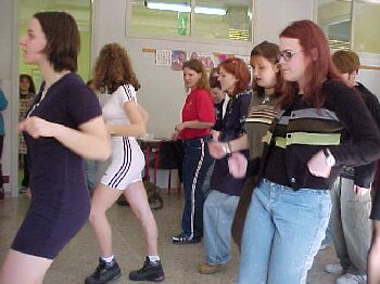 dance6.jpg (23001 bytes)