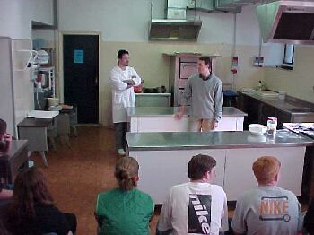 kitchen.jpg (20528 bytes)
