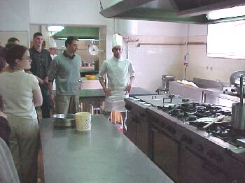 kitchen2.jpg (20439 bytes)