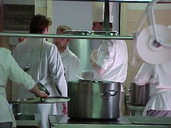 kitchen3.jpg (20634 bytes)