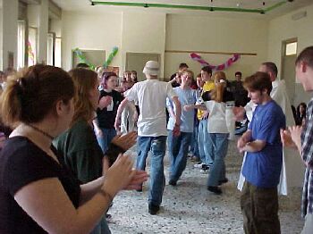 dance1.jpg (24045 bytes)