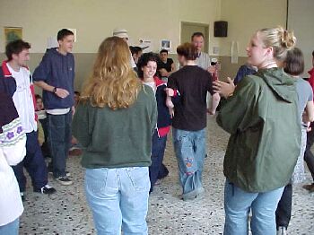 dance14.jpg (24949 bytes)