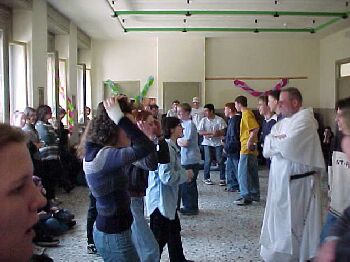 dance2.jpg (24074 bytes)