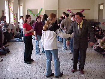 dance4.jpg (26673 bytes)