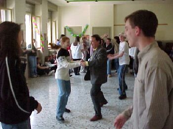 dance7.jpg (21107 bytes)