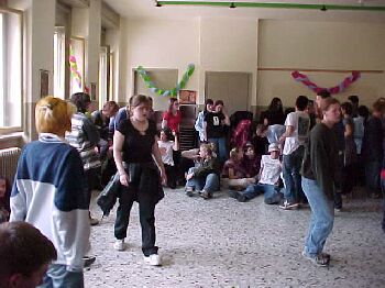 students2.jpg (25599 bytes)